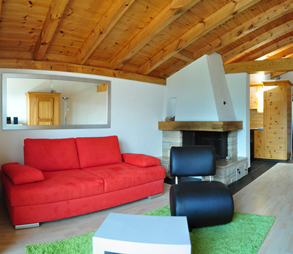 Wohnzimmer der Ferienwohnung Casa Ansiel in Falera.