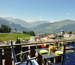 Frühstück mit fantastischem Ausblick in die Surselva