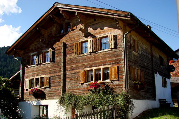 Haus im Dorfzentrum der Gemeinde Laax in Graubünden
