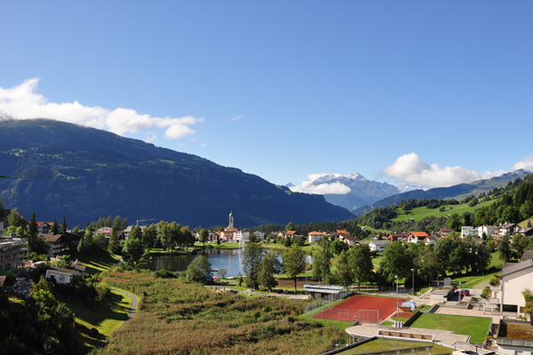 Aussicht über den Laaxersee. Im Hintergrund sieht man das Dorfzentrum der Gemeinde Laax.