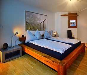 Eines der 3 Schlafzimmer unserer 4.5 Zimmer Ferienwohnung in Laax.
