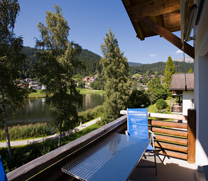 Blick vom Balkon des Casa al Lag auf den Laaxersee