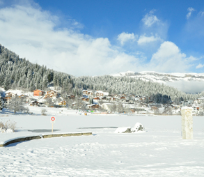 Laaxersee mit Kinder-Skiübungslift im Winter