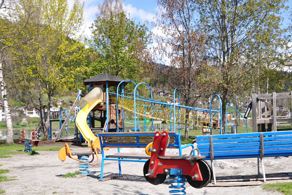 grosser Kinderspielplatz für die jungen Feriengäste direkt beim Laaxersee